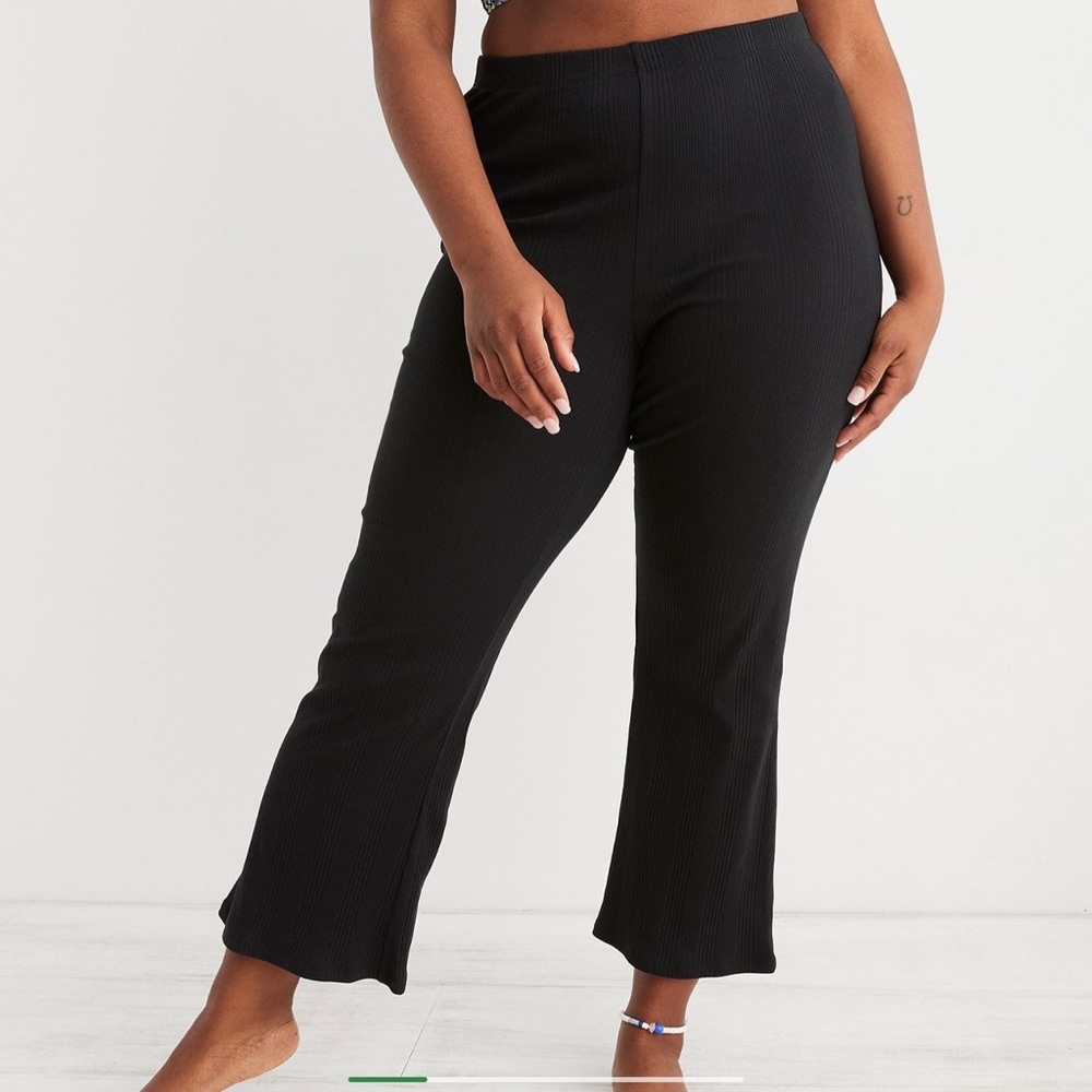 Aerie Black High Waisted Cropped Kick Flare Pant (size large)